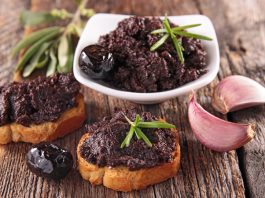 Tapenade, hem kahvaltılarda ekmek üzerine sürü