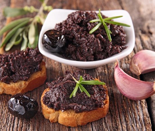 Tapenade: Akdeniz’in Eşsiz Zeytin Ezmesi Sofraları Süslemeye Devam Ediyor Tapenade, hem kahvaltılarda ekmek üzerine sürü