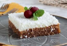 İnsanlık tarihine bakıldığında tatlı, sadece bir lezzet değil aynı zamanda kültürel ve sosyal bir unsur olarak da öne çıkmaktadır. İlk çağlarda doğal şeker kaynaklarından elde edilen bal ve meyveler, tatlı ihtiyacını karşılamanın yanı sıra ritüel ve kutlamaların da bir parçası olmuştur. Antik uygarlıklarda tatlılar, özellikle dini törenlerde ve özel günlerde sunulan ikramlar arasında yer almıştır. Konulu bir haber görseli.