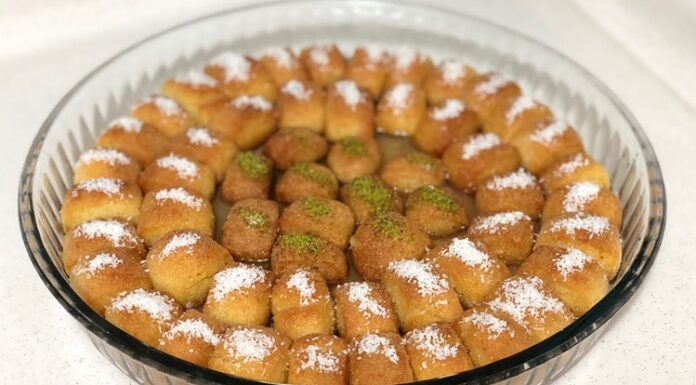 Geleneksel ve modern sofraların vazgeçilmez finali olan tatlılar, ziyafetlerin en özel ve unutulmaz anlarını oluşturur. Her damak tadına hitap eden çeşitlilikte sunulan tatlılar, sadece lezzetleriyle değil, aynı zamanda estetik görünümleriyle de sofralara renk katar. Tatlıların doğru seçimi ve sunumu, bir yemeğin tamamlayıcısı olarak misafirlerin yüzünde tatlı bir tebessüm bırakır. Özellikle özel davetlerde ve bayram sofralarında tatlılar, buluşmanın ve paylaşmanın simgesi haline gelir. Konulu bir haber görseli.