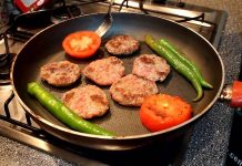 Tavada yemek hazırlarken kullanılacak malzemelerin tazeliği, yemeğin kalitesini doğrudan etkiler. Et, tavuk, sebze veya deniz ürünleri ile yapılan tavada yemekler, farklı baharat ve soslarla tatlandırılarak sofralara renk katar.