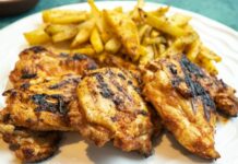 Günlük beslenmede en çok tercih edilen protein kaynaklarından biri olan tavuklu tarifler, hem pratik hem de besleyici özellikleriyle sofraların vazgeçilmezi haline gelmiştir. Tavuk eti, düşük yağ oranı ve yüksek protein değeri sayesinde sağlıklı beslenmeyi desteklerken, farklı pişirme yöntemleriyle çeşitlenen tariflerle de mutfaklarda geniş bir yelpazeye sahiptir. Konulu bir haber görseli.