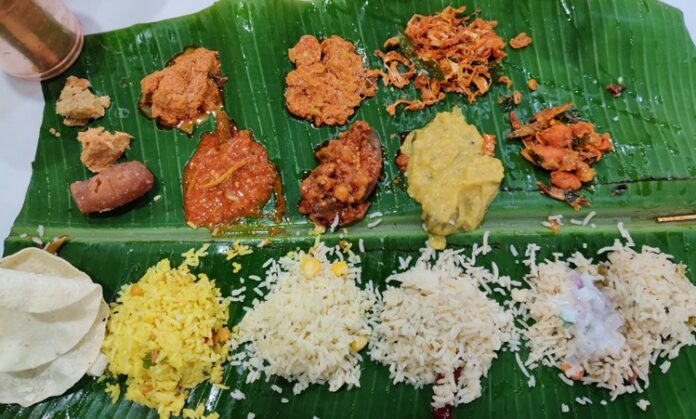 Telugu Mutfağı Telugu Mutfağı, Hindistan’ın Andhra Pradesh ve Telangana bölgelerine özgü geleneksel bir yemek kültürünü yansıtır. Bu mutfak, baharatlı yemekler, pirinç ve baklagillerin yoğun kullanımı ile bilinir. Telugu Mutfağı, günlük sofralardan özel kutlamalara kadar geniş bir yelpazede yemek seçenekleri sunar. Konulu bir haber görseli.