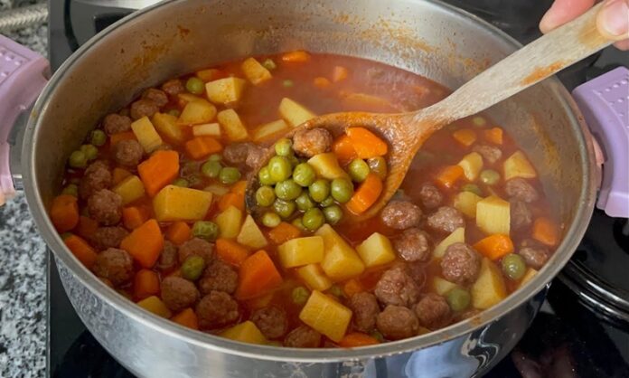 Tencere yemekleri, Türk mutfağının en köklü ve geleneksel yemek türlerinden biridir. Hem pratik hem de doyurucu olması, onu günlük sofraların baş tacı yapar. Özellikle ev yemekleri denildiğinde akla ilk gelen seçeneklerden olan bu lezzetler, malzeme çeşitliliği ve pişirme yöntemleriyle her damak zevkine hitap eder. Etli, sebzeli, bakliyatlı ya da tavuklu olarak hazırlanabilen tencere yemekleri, yumuşak dokusu ve besleyici yapısıyla her yaştan insanın severek tükettiği bir yemek grubudur. Konulu bir haber görseli.