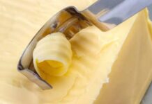 Türk mutfağında balık kızartma farklı şekillerde yapılabilir, ancak tereyağı kullanılarak hazırlanan tarifler her zaman daha özel bir yere sahiptir. Özellikle Karadeniz ve Ege kıyılarında sıkça tercih edilen bu yöntem, hem lezzeti hem de kokusuyla sofralara ayrı bir tat katar. Tereyağında pişirilen balıkların dışı çıtır olurken içi yumuşak kalır ve bu da yemeği diğer kızartmalardan ayırır. Konulu bir haber görseli.