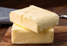 Tereyağında kavurma, yemek pişirme teknikleri arasında hem aroması hem de dokusuyla öne çıkan bir yöntemdir. Tereyağı, yiyeceklere zengin bir lezzet katarken pişirme sırasında yiyeceklerin doğal aromasını da yoğunlaştırır. Bu teknik, özellikle et, sebze ve bazı baklagillerde tercih edilir ve hem ev mutfaklarında hem de restoranlarda sıkça uygulanır. Konulu bir haber görseli.