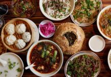 Tibet Mutfağı Tibet mutfağı, Himalayalar’ın zorlu coğrafyası ve yüksek rakımı ile şekillenmiş bir mutfaktır. Bu mutfak, enerji veren ve doyurucu yemekleriyle hem günlük hayatta hem de dini ritüellerde önemli bir yere sahiptir. Tibet mutfağı, bölgenin geleneksel yaşam biçimi ve kültürel değerlerini yansıtan bir araç olarak kabul edilir. Konulu bir haber görseli.