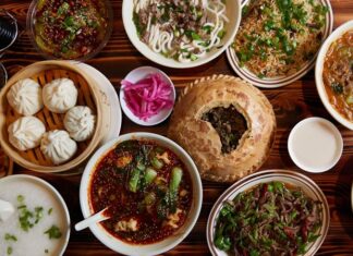 Tibet mutfağı, Himalayalar’ın zorlu coğrafyası ve yüksek rakımı ile şekillenmiş bir mutfaktır. Bu mutfak, enerji veren ve doyurucu yemekleriyle hem günlük hayatta hem de dini ritüellerde önemli bir yere sahiptir. Tibet mutfağı, bölgenin geleneksel yaşam biçimi ve kültürel değerlerini yansıtan bir araç olarak kabul edilir. Konulu bir haber görseli.