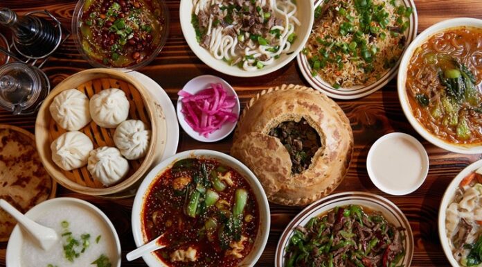 Tibet mutfağı, Himalayalar’ın zorlu coğrafyası ve yüksek rakımı ile şekillenmiş bir mutfaktır. Bu mutfak, enerji veren ve doyurucu yemekleriyle hem günlük hayatta hem de dini ritüellerde önemli bir yere sahiptir. Tibet mutfağı, bölgenin geleneksel yaşam biçimi ve kültürel değerlerini yansıtan bir araç olarak kabul edilir. Konulu bir haber görseli.