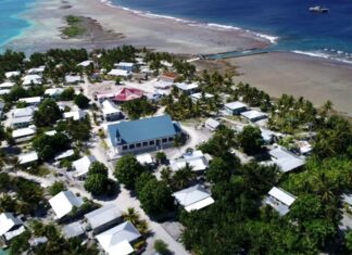Tokelau Mutfağı, Güney Pasifik’in küçük adalar topluluğu Tokelau’nun geleneksel beslenme alışkanlıklarını ve kültürel geçmişini yansıtır. Ada halkı, yüzyıllardır deniz ürünleri, tropikal meyveler ve kök sebzeler kullanarak kendine özgü tarifler geliştirmiştir. Hindistancevizi, taro, balık ve muz, Tokelau mutfağının temel ögeleri arasında yer alır. Konulu bir haber görseli.