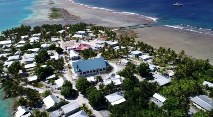 Tokelau Mutfağı, Güney Pasifik’in küçük adalar topluluğu Tokelau’nun geleneksel beslenme alışkanlıklarını ve kültürel geçmişini yansıtır. Ada halkı, yüzyıllardır deniz ürünleri, tropikal meyveler ve kök sebzeler kullanarak kendine özgü tarifler geliştirmiştir. Hindistancevizi, taro, balık ve muz, Tokelau mutfağının temel ögeleri arasında yer alır. Konulu bir haber görseli.