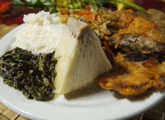 Tonga mutfağı, Güney Pasifik adalarında gelişmiş, tropikal ve doğal ürünlere dayalı bir mutfaktır. Tarih boyunca Polynesian kültürü ile şekillenen bu mutfak, hem geleneksel hem de modern tatları bir araya getirir. Tonga mutfağı, günlük yaşamda aile ve topluluk bağlarını güçlendiren sosyal bir unsur olarak büyük önem taşır. Konulu bir haber görseli.