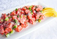 Tonga Mutfağı, Güney Pasifik’in tropikal adalarından Tonga’nın zengin kültürel geçmişini yansıtan bir gastronomi anlayışıdır. Yüzyıllardır ada halkı, deniz ürünleri, kök sebzeler ve tropikal meyveleri kullanarak kendine özgü tarifler geliştirmiştir. Hindistancevizi, balık ve taro, Tonga mutfağının temel ögeleri arasında yer alır. Konulu bir haber görseli.