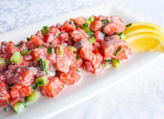 Tonga Mutfağı, Güney Pasifik’in tropikal adalarından Tonga’nın zengin kültürel geçmişini yansıtan bir gastronomi anlayışıdır. Yüzyıllardır ada halkı, deniz ürünleri, kök sebzeler ve tropikal meyveleri kullanarak kendine özgü tarifler geliştirmiştir. Hindistancevizi, balık ve taro, Tonga mutfağının temel ögeleri arasında yer alır. Konulu bir haber görseli.