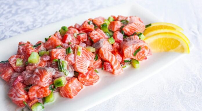 Tonga Mutfağı Tonga Mutfağı, Güney Pasifik’in tropikal adalarından Tonga’nın zengin kültürel geçmişini yansıtan bir gastronomi anlayışıdır. Yüzyıllardır ada halkı, deniz ürünleri, kök sebzeler ve tropikal meyveleri kullanarak kendine özgü tarifler geliştirmiştir. Hindistancevizi, balık ve taro, Tonga mutfağının temel ögeleri arasında yer alır. Konulu bir haber görseli.