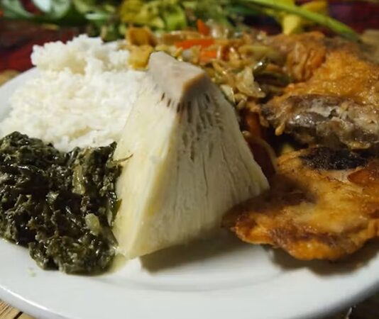 Tonga Mutfağı Tonga mutfağı, Pasifik Okyanusu’nun ortasında yer alan bu ada ülkesinin zengin kültürel yapısını yansıtan özel bir gastronomi dünyası sunar. Tarih boyunca hem coğrafi konum hem de ada halkının yaşam biçimi, Tonga mutfağının şekillenmesinde önemli bir rol oynamıştır. Tropikal iklim, bol deniz ürünleri, taro, muz, hindistancevizi gibi yerel ürünler mutfağın temel taşlarını oluşturur. Ayrıca toplumsal yaşamda yemeklerin paylaşılması, aile bağlarının güçlenmesine katkı sağlar. Bu nedenle Tonga mutfağı yalnızca damak tadı değil, aynı zamanda bir kültürel miras olarak da değerlendirilir. Konulu bir haber görseli.