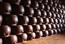 Toprak kapta pişirme, düşük ısıda uzun süre pişirdiği için besin değerlerini korur ve sofralara lezzetli bir sunum kazandırır.