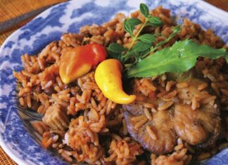 Trinidad ve Tobago mutfağı, Karayipler’in en renkli ve çok kültürlü mutfaklarından biri olarak öne çıkar. Afrika, Hindistan, Avrupa ve yerel Karayip etkilerinin birleşimiyle oluşan bu mutfak, hem baharatlı hem de aromatik lezzetleriyle tanınır. Trinidad ve Tobago yemekleri, ada halkının kültürel çeşitliliğini ve tarihsel geçmişini sofralara taşır. Ülkenin yemek kültürü, hem günlük yaşamda hem de özel günlerde büyük bir öneme sahiptir. Konulu bir haber görseli