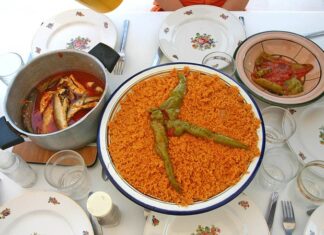 Tunus mutfağı, Akdeniz’in bereketli topraklarından ve Kuzey Afrika’nın güçlü kültürel etkilerinden doğmuş bir mutfaktır. Coğrafi konumu sayesinde hem Arap hem Berberi hem de Fransız mutfaklarından izler taşıyan bu yemek kültürü, farklı lezzetlerin birleşiminden oluşur. Tunus, yüzyıllar boyunca ticaret yolları üzerinde bulunduğu için baharatlar, tahıllar ve çeşitli sebzeler mutfağın temel taşlarını oluşturmuştur. Bu nedenle Tunus yemekleri, baharatlı, aromatik ve doyurucu olmasıyla tanınır. Konulu bir haber görseli.