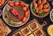 Türk mutfağı, tarih boyunca farklı kültürlerin etkisiyle zenginleşmiş ve kendine özgü bir lezzet dünyası oluşturmuştur. Osmanlı saray mutfağından gelen tarifler, Anadolu’nun yerel malzemeleri ve halkın geleneksel pişirme yöntemleri bir araya gelerek eşsiz bir yemek kültürü ortaya çıkarmıştır. Doğal malzemeler kullanımı, yemeklerin hem sağlıklı hem de lezzetli olmasını sağlıyor. Konulu bir haber görseli.