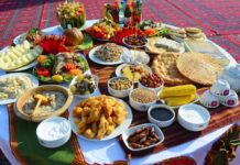 Türkmenistan mutfağı, Orta Asya’nın kurak ve çöl bölgelerinde göçebe yaşam tarzının etkisiyle şekillenmiş, hem pratik hem de besleyici yemeklerle öne çıkan bir mutfaktır. Tarih boyunca hayvancılık, tarım ve baharat kullanımı mutfağın temelini oluşturmuştur. Et ve tahıllar günlük beslenmenin başlıca öğeleri iken, sebzeler ve baharatlar yemeklere zengin bir tat ve aroma kazandırır. Konulu bir haber görseli.