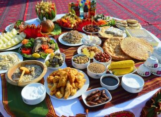 Türkmenistan mutfağı, Orta Asya’nın kurak ve çöl bölgelerinde göçebe yaşam tarzının etkisiyle şekillenmiş, hem pratik hem de besleyici yemeklerle öne çıkan bir mutfaktır. Tarih boyunca hayvancılık, tarım ve baharat kullanımı mutfağın temelini oluşturmuştur. Et ve tahıllar günlük beslenmenin başlıca öğeleri iken, sebzeler ve baharatlar yemeklere zengin bir tat ve aroma kazandırır. Konulu bir haber görseli.