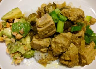 Tuvalu mutfağı, Güney Pasifik’in küçük adalarında şekillenmiş, doğal ve taze ürünlere dayalı bir mutfaktır. Tarih boyunca Polynesian kültürü ile gelişmiş olan bu mutfak, hem günlük yaşamda hem de özel günlerde toplumsal bir bağ kurma aracı olarak önem taşır. Konulu bir haber görseli.