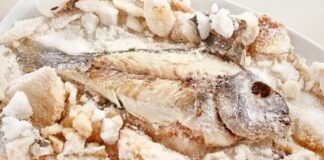 Tuzla pişirme, yiyeceklerin özellikle et, tavuk veya sebzelerin tuz ve bazen aromatik bileşenler içinde pişirilmesi tekniğidir. Tuzla pişirme, yiyeceklerin lezzetini yoğunlaştırır ve dokusunu korur. Bu yöntem, hem geleneksel hem de modern mutfaklarda tercih edilen bir pişirme tekniğidir ve yemeklere eşsiz bir aroma katar. Konulu bir haber görseli.