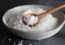 Tuz, insanlık tarihi boyunca hem beslenme hem de ekonomik değer açısından büyük öneme sahip bir mineraldir. İlk çağlardan itibaren insanlar, yiyeceklerini tatlandırmak ve uzun süre saklamak için tuz kullanmışlardır. Antik uygarlıklarda tuz, sadece mutfaklarda değil aynı zamanda ticari bir meta olarak da değer görmüştür. Roma ve Çin gibi büyük medeniyetlerde tuz yolları, şehirler arası ekonomik ilişkileri güçlendirmiştir. Konulu bir haber görseli.