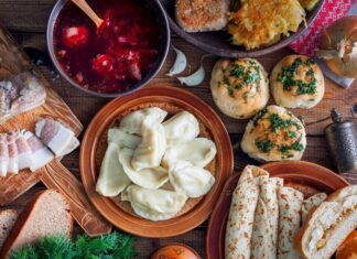 Ukrayna, geniş tarım arazileri, verimli toprakları ve tarihi boyunca farklı kültürlerin etkisiyle şekillenmiş mutfak kültürüyle dikkat çeker. Ukrayna mutfağı, yalnızca yemeklerden ibaret değildir; aynı zamanda halkın yaşam biçimini, geleneklerini ve doğayla olan bağını da yansıtır. Zengin malzemeler, doyurucu tarifler ve paylaşmaya dayalı sofralar, bu mutfağın en belirgin özelliklerindendir. Özellikle aile bağlarını güçlendiren, dostluk ve misafirperverliği pekiştiren yemek alışkanlıkları, Ukrayna halkının yaşamında özel bir yer tutar. Konulu bir haber görseli.