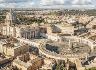 Vatikan mutfağı, küçük yüzölçümüne rağmen, Roma ve İtalyan mutfaklarından güçlü etkiler almış, hem geleneksel hem de özel tarifleriyle dikkat çeken bir mutfaktır. Papa sarayları ve kilise mensuplarının sofralarında şekillenen yemek kültürü, dini ve kültürel ritüellerle bütünleşmiştir. Bu mutfak, sadece beslenme amacı taşımamakta, aynı zamanda bir kültürel miras olarak korunmaktadır. Konulu bir haber görseli.
