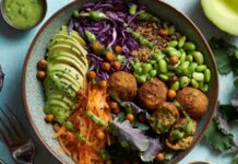 Vegan mutfağı, son yıllarda dünya çapında büyük bir ilgi görmekte ve sağlıklı yaşam tarzlarının bir parçası olarak giderek daha fazla tercih edilmektedir. Hayvansal ürünlerden uzak durarak yalnızca bitkisel gıdalarla hazırlanan yemekler, hem çevreye hem de bireyin sağlığına faydalıdır. Ancak vegan yemeklerinin lezzetli ve doyurucu olabileceği konusunda pek çok kişi hala tereddütlüdür. Oysa vegan yemekleri, doğru malzemelerle hazırlandığında oldukça besleyici ve damaklarda unutulmaz tatlar bırakabilir. Konulu bir haber görseli.