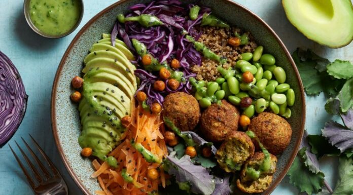 Vegan Ziyafeti Lezzetin Ve Sağlığın Buluştuğu Sofra Vegan mutfağı, son yıllarda dünya çapında büyük bir ilgi görmekte ve sağlıklı yaşam tarzlarının bir parçası olarak giderek daha fazla tercih edilmektedir. Hayvansal ürünlerden uzak durarak yalnızca bitkisel gıdalarla hazırlanan yemekler, hem çevreye hem de bireyin sağlığına faydalıdır. Ancak vegan yemeklerinin lezzetli ve doyurucu olabileceği konusunda pek çok kişi hala tereddütlüdür. Oysa vegan yemekleri, doğru malzemelerle hazırlandığında oldukça besleyici ve damaklarda unutulmaz tatlar bırakabilir. Konulu bir haber görseli.