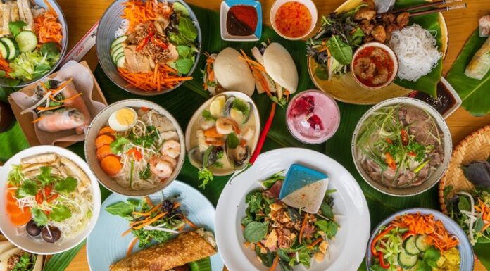 Vietnam mutfağı, Asya’nın zengin gastronomi mirasının önemli bir parçasıdır ve yüzyıllar boyunca Çin, Fransız ve yerel geleneklerden etkilenmiştir. Bu etkileşim, yemeklerde hem aromatik çeşitliliğe hem de dengeli lezzet kombinasyonlarına olanak tanımıştır. Vietnam mutfağı, özellikle taze malzemelerin ve doğal tatların ön planda olduğu bir sistemle şekillenmiştir. Konulu bir haber görseli.
