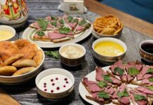 Yakut mutfağı, kökeni itibarıyla Sibirya’nın soğuk coğrafyasında şekillenmiş ve yüzyıllardır doğayla uyum içinde gelişmiş bir kültürel mirastır. Bu mutfak, Yakut halkının sert iklim koşullarında yaşamını sürdürebilmek için geliştirdiği yemek alışkanlıklarını yansıtır. Özellikle et yemekleri, süt ürünleri ve doğadan toplanan bitkiler, Yakutların beslenme düzeninde temel rol oynar. Konulu bir haber görseli.