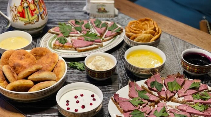 Yakut mutfağı, kökeni itibarıyla Sibirya’nın soğuk coğrafyasında şekillenmiş ve yüzyıllardır doğayla uyum içinde gelişmiş bir kültürel mirastır. Bu mutfak, Yakut halkının sert iklim koşullarında yaşamını sürdürebilmek için geliştirdiği yemek alışkanlıklarını yansıtır. Özellikle et yemekleri, süt ürünleri ve doğadan toplanan bitkiler, Yakutların beslenme düzeninde temel rol oynar. Konulu bir haber görseli.