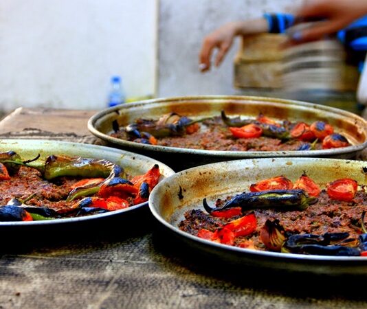 Yemek pişirirken kullanılan geleneksel teknikler, sadece lezzeti değil aynı zamanda yemeğin besin değerini de korur. Modern mutfak aletleri hızlı ve pratik çözümler sunsa da, yavaş pişirme yöntemleri özellikle et ve sebze yemeklerinde farklı bir aroma ve doku kazandırır. Bu teknikler, yemeğin doğal tadını ön plana çıkarır ve sofralara özgün bir deneyim sunar. Konulu bir haber görseli.
