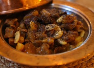 İnsanlık tarihi boyunca yemek, sadece hayatta kalmak için değil, aynı zamanda kültürel bir ifade biçimi olarak da önemli bir rol oynamıştır. Antik çağlarda gıda üretimi ve tüketimi, toplulukların yaşam biçimini doğrudan etkiliyordu. Tarımın keşfi ve hayvancılığın gelişmesiyle birlikte insanlar, daha düzenli ve çeşitli beslenme alışkanlıkları geliştirdi. Bu süreçte kullanılan doğal malzemeler, hem besin değeri hem de lezzet açısından ön plana çıkıyordu. Konulu bir haber görseli.