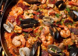 Yeni Zelanda, doğal kaynakları ve çeşitli kültürel etkileriyle zengin bir mutfak kültürüne sahiptir. Yeni Zelanda mutfağı, yerli Maori kültürü ile İngiliz ve Avrupa mutfaklarının harmanlanmasıyla ortaya çıkmıştır. Deniz ürünleri, kuzu eti, süt ürünleri ve taze sebzeler bu mutfağın temel taşlarını oluşturur. Modern Yeni Zelanda mutfağı, hem geleneksel yemekleri hem de çağdaş pişirme tekniklerini birleştirerek benzersiz bir tat deneyimi sunar. Konulu bir haber görseli.