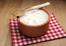 Yoğurt: Geleneksel Lezzetin Sağlıklı Sofralardaki Yeri Yoğurt, temel olarak süt ve yoğurt kültürü kullanılarak hazırlanır. Süt kaynatılır ve uygun sıcaklığa ulaştıktan sonra içine yoğurt kültürü eklenir.