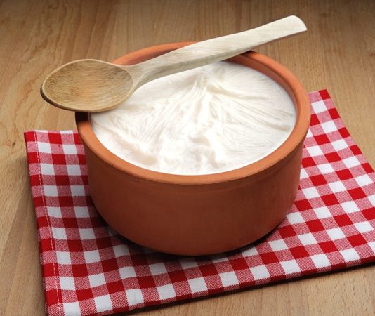 Yoğurt, temel olarak süt ve yoğurt kültürü kullanılarak hazırlanır. Süt kaynatılır ve uygun sıcaklığa ulaştıktan sonra içine yoğurt kültürü eklenir.