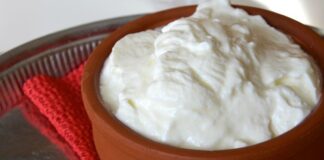 Yoğurtla Marine İle Et Ve Sebzelerde Yumuşak Ve Aromatik Lezzet Yoğurtla marine, yiyeceklerin özellikle et ve tavuk gibi proteinlerin, yoğurt ve baharat karışımları içinde bekletilerek pişirilmesi yöntemidir. Yoğurtla marine, yiyeceklerin hem yumuşamasını hem de aromalarının derinleşmesini sağlar. Bu teknik, hem geleneksel hem de modern mutfaklarda sıkça uygulanır ve yemeklere karakteristik bir tat kazandırır. Konulu bir haber görseli.