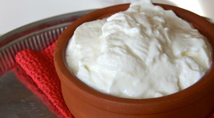 Yoğurtla Marine İle Et Ve Sebzelerde Yumuşak Ve Aromatik Lezzet Yoğurtla marine, yiyeceklerin özellikle et ve tavuk gibi proteinlerin, yoğurt ve baharat karışımları içinde bekletilerek pişirilmesi yöntemidir. Yoğurtla marine, yiyeceklerin hem yumuşamasını hem de aromalarının derinleşmesini sağlar. Bu teknik, hem geleneksel hem de modern mutfaklarda sıkça uygulanır ve yemeklere karakteristik bir tat kazandırır. Konulu bir haber görseli.