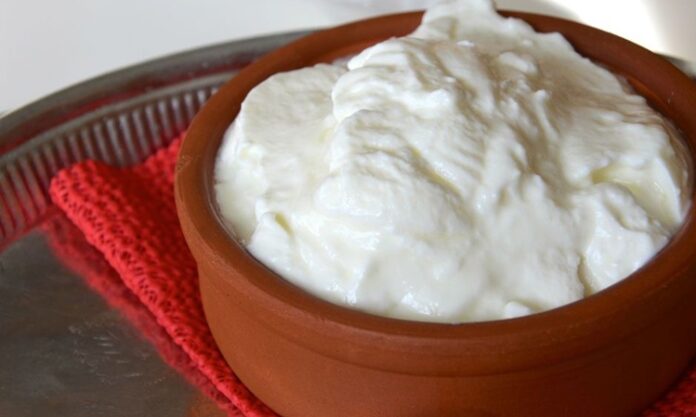 Yoğurtla Marine İle Et Ve Sebzelerde Yumuşak Ve Aromatik Lezzet Yoğurtla marine, yiyeceklerin özellikle et ve tavuk gibi proteinlerin, yoğurt ve baharat karışımları içinde bekletilerek pişirilmesi yöntemidir. Yoğurtla marine, yiyeceklerin hem yumuşamasını hem de aromalarının derinleşmesini sağlar. Bu teknik, hem geleneksel hem de modern mutfaklarda sıkça uygulanır ve yemeklere karakteristik bir tat kazandırır. Konulu bir haber görseli.