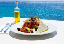 Yunan Mutfağı Yunan mutfağı, Akdeniz kültürünün etkisiyle şekillenmiş zengin bir gastronomi mirasına sahiptir. Binlerce yıllık tarih boyunca, Yunanistan’ın farklı bölgelerinde gelişen yemekler, hem doğal malzemelerle hem de geleneksel tariflerle zenginleşmiştir. Bu mutfak, özellikle zeytinyağı, taze sebze ve deniz ürünleri kullanımındaki ustalığıyla bilinir. Zeytinyağı, Yunan yemeklerinin temel taşlarından biri olarak hem sağlıklı hem de lezzetli bir beslenme imkanı sunar. Konulu bir haber görseli.