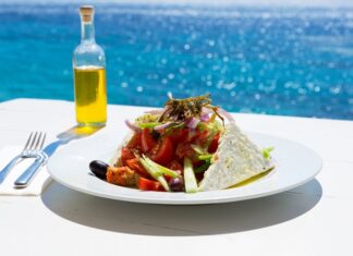 Yunan mutfağı, Akdeniz kültürünün etkisiyle şekillenmiş zengin bir gastronomi mirasına sahiptir. Binlerce yıllık tarih boyunca, Yunanistan’ın farklı bölgelerinde gelişen yemekler, hem doğal malzemelerle hem de geleneksel tariflerle zenginleşmiştir. Bu mutfak, özellikle zeytinyağı, taze sebze ve deniz ürünleri kullanımındaki ustalığıyla bilinir. Zeytinyağı, Yunan yemeklerinin temel taşlarından biri olarak hem sağlıklı hem de lezzetli bir beslenme imkanı sunar. Konulu bir haber görseli.