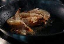 Yüzeyde kızartma, mutfaklarda sıkça tercih edilen pratik ve lezzetli bir pişirme yöntemidir. İngilizce’de pan frying olarak bilinen bu yöntem, yiyeceklerin az miktarda yağda tavada pişirilmesini ifade eder. Derin yağda kızartmaya göre daha hafif olan bu teknik, özellikle sebzeler, etler, balıklar ve yumurta gibi günlük yemeklerde tercih edilir. Konulu bir haber görseli.