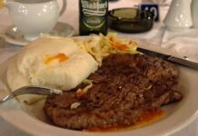 Zambiya mutfağı, Afrika kıtasının güneyinde yer alan bu ülkenin kültürel zenginliğini sofralara taşır. Yüzyıllardır farklı etnik grupların bir arada yaşaması, mutfağın çeşitliliğini ve özgünlüğünü oluşturmuştur. Geleneksel yemekler, hem günlük yaşamın hem de özel kutlamaların ayrılmaz bir parçasıdır. Konulu bir haber görseli.