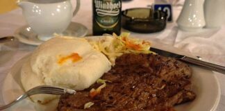 Zambiya mutfağı, Afrika kıtasının güneyinde yer alan bu ülkenin kültürel zenginliğini sofralara taşır. Yüzyıllardır farklı etnik grupların bir arada yaşaması, mutfağın çeşitliliğini ve özgünlüğünü oluşturmuştur. Geleneksel yemekler, hem günlük yaşamın hem de özel kutlamaların ayrılmaz bir parçasıdır. Konulu bir haber görseli.