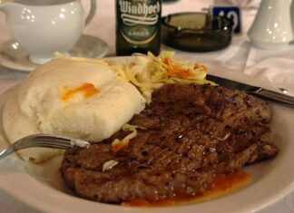 Zambiya mutfağı, Afrika kıtasının güneyinde yer alan bu ülkenin kültürel zenginliğini sofralara taşır. Yüzyıllardır farklı etnik grupların bir arada yaşaması, mutfağın çeşitliliğini ve özgünlüğünü oluşturmuştur. Geleneksel yemekler, hem günlük yaşamın hem de özel kutlamaların ayrılmaz bir parçasıdır. Konulu bir haber görseli.